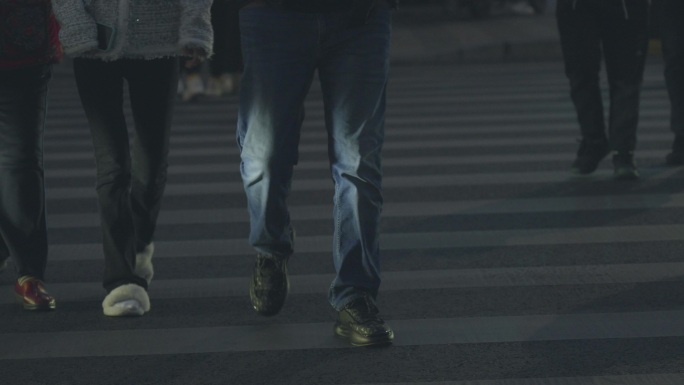 傍晚过红绿灯人行道 脚步特写 升格画面