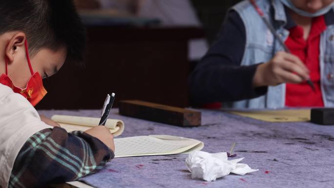 小学生练习毛笔字、写硬笔中国字