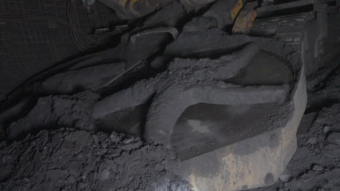 矿井下工人采矿机施工运输作业