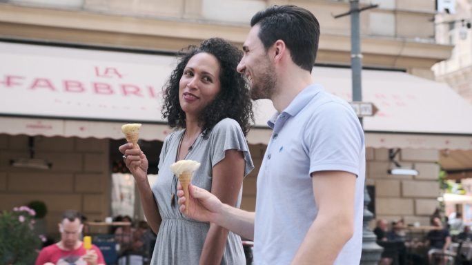 匈牙利布达佩斯街头吃冰淇淋的成熟异性恋情侣