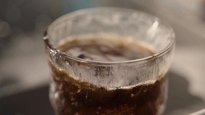 可乐加冰块碳酸饮料