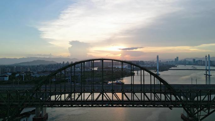 城市河上火车桥鸟瞰图