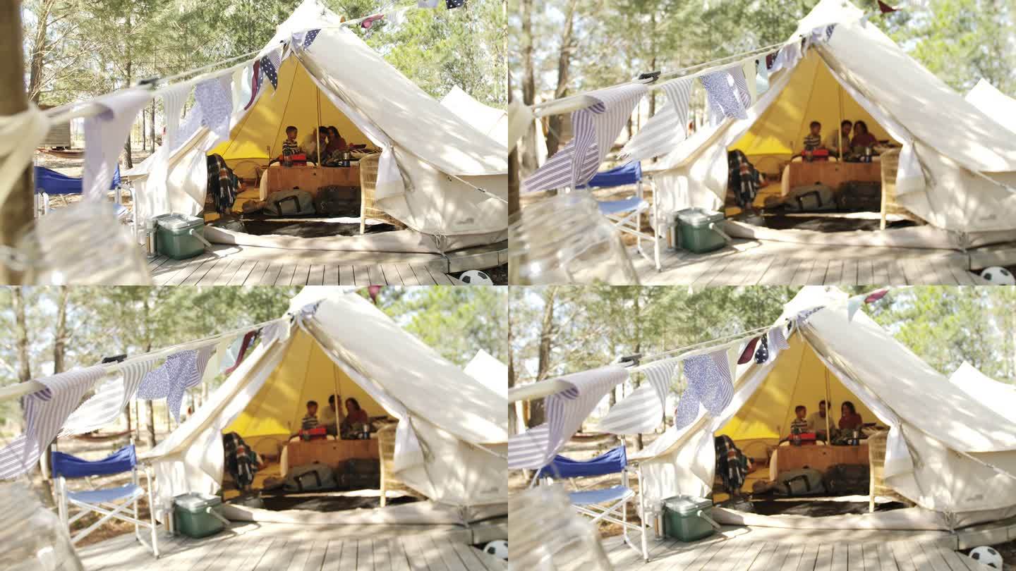 一家人在露营帐篷里玩游戏