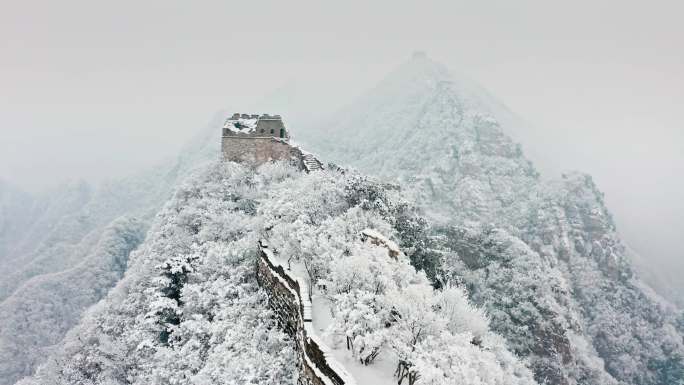 航拍险峻的中国长城雪景4k素材