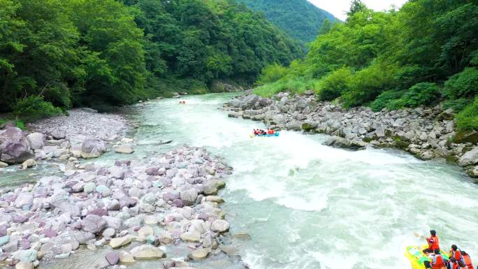 4K航拍山区乡村小溪峡谷漂流5