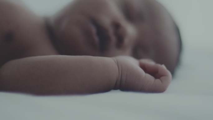 无辜：新生男婴（0-1个月）