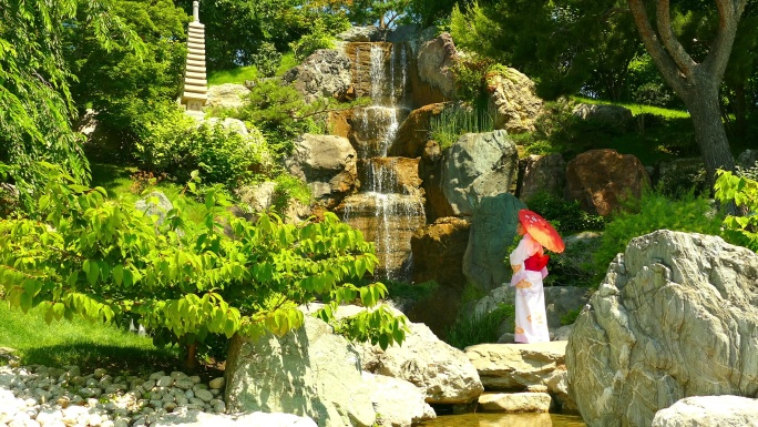 风景-公园里瀑布旁一位穿着和服和雨伞的女士