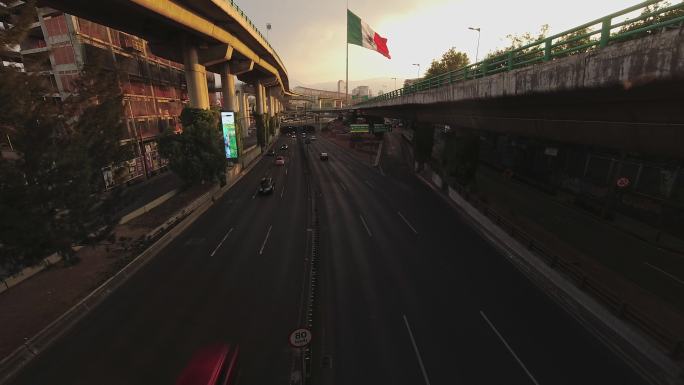 墨西哥城的延时纪念旗