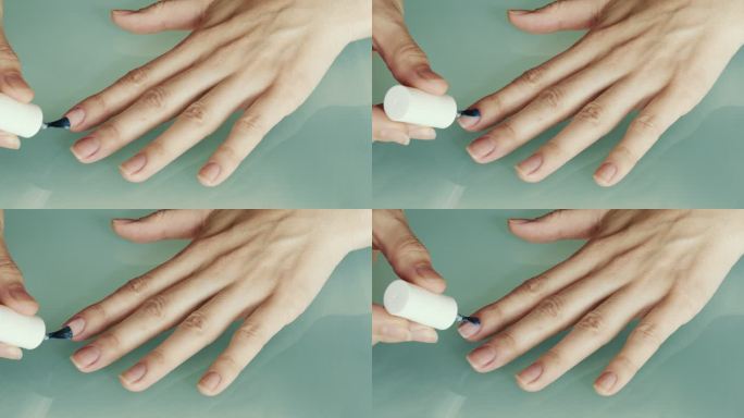 一个女人用清漆涂指甲。