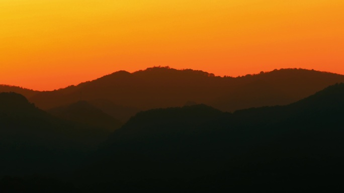 黄昏山脉山峰山区自然风光