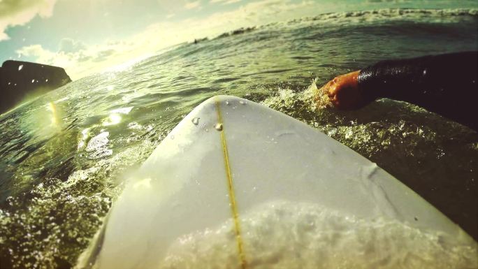 带动作相机的冲浪pov：划水