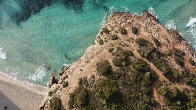 巴利阿里群岛马略卡岛帕尔马美丽的绿松石和透明的大海鸟瞰图