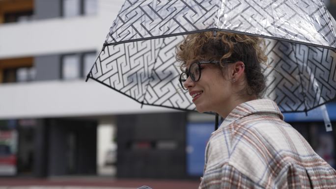 在雨中散步的好天气