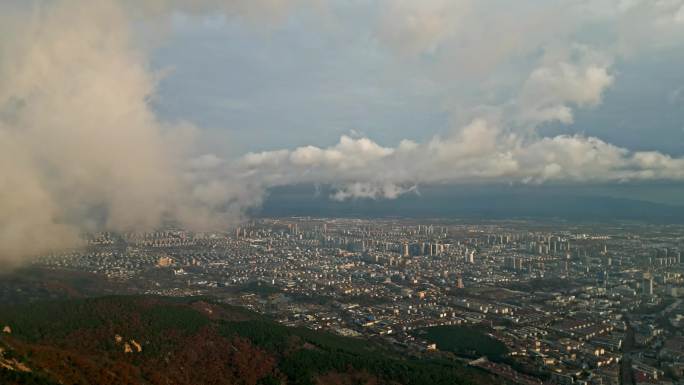 雨后泰山云雾缭绕