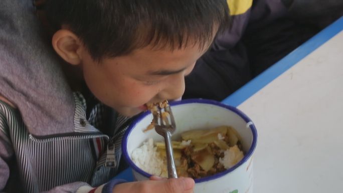 山里的孩子乡村学校振兴扶贫中学生午餐笑脸