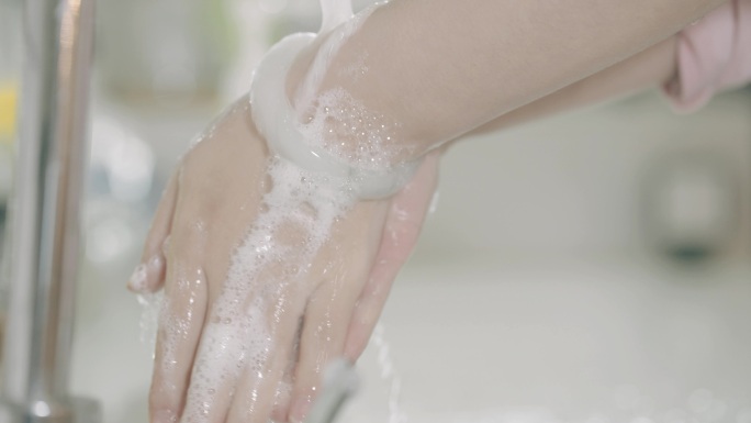 妇女洗手冲洗搓洗良好习惯