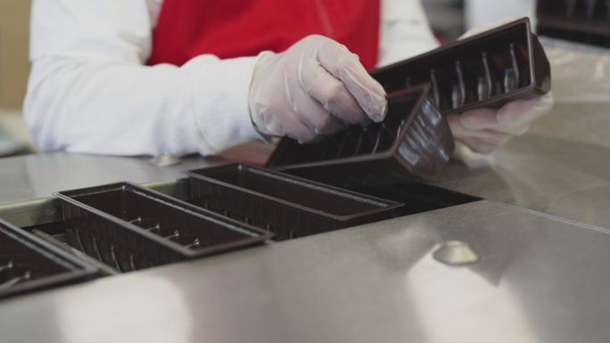 甜味食品工厂生产流水线人员员工分拣塑料盒