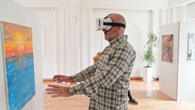 美术馆VR体验男人vr眼镜欣赏油画虚拟现