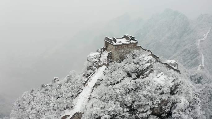 4k高清长城冬日唯美雪景雾松航拍素材