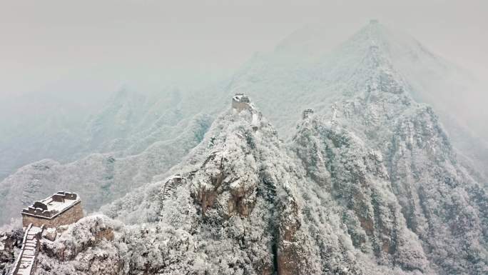 航拍险峻的中国长城雪景4k素材