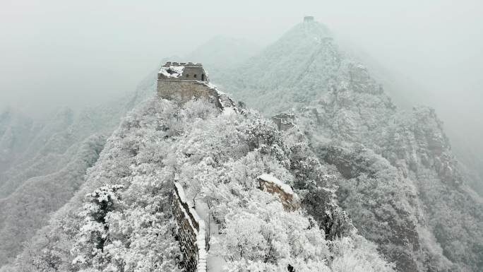 航拍险峻的雪景中国长城4k素材