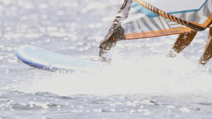 SLO MO在海上冲浪时帆板运动员的低角度拍摄