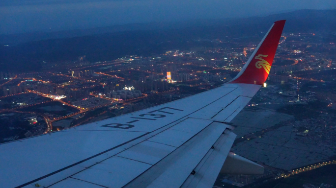 飞机上拍摄日落城市夜景4K素材