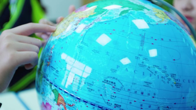 学校学生地理课地球仪转到中国