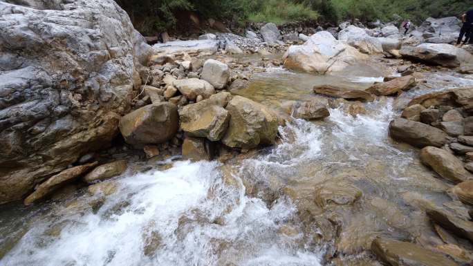 4K溪水山间