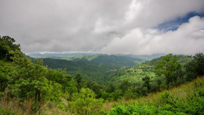 热带雨林和多云天气下泰国排山景观的时间流逝