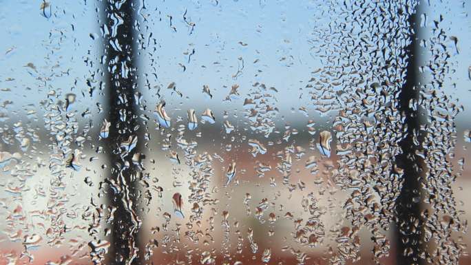 玻璃窗上的水蒸气雨滴秋雨水滴窗户水珠