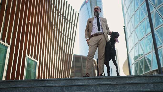 城市中成熟男人和他的狗的肖像