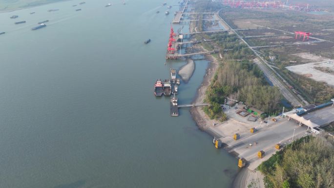 南京长江板桥汽渡码头货船4K航拍延时