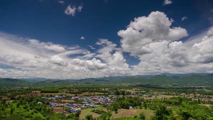 Pai视点和多云移动的蓝天的时间流逝，Pai Thailand