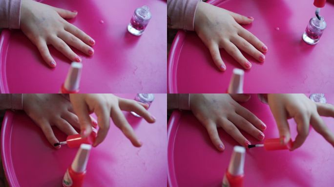 卷曲的小美女用儿童指甲油涂指甲