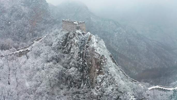 航拍冬日唯美长城雪景雾松4k素材