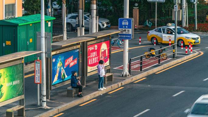 城市夜晚公交站马路车流延时摄影