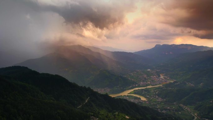 夏天乡村暴雨