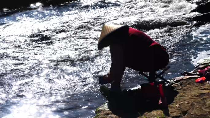 在小河洗衣服的农妇