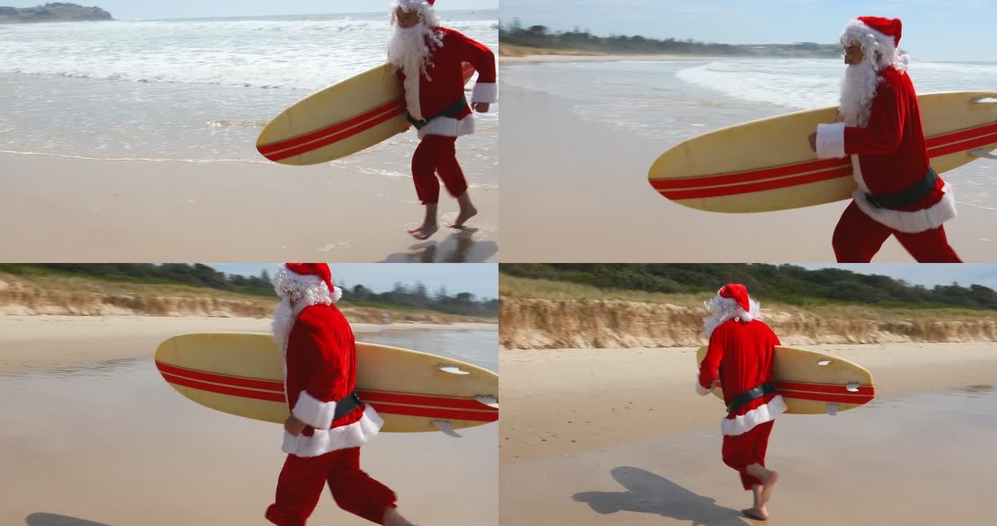 澳大利亚圣诞冲浪圣诞老人带着冲浪板在海滩上跑步