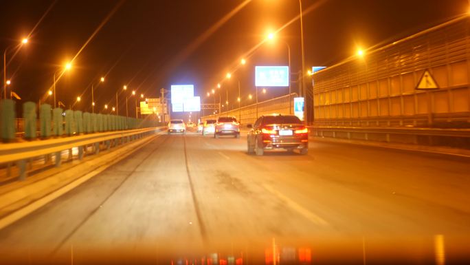 路上行驶 夜间快速路 夜间行车 车辆行驶