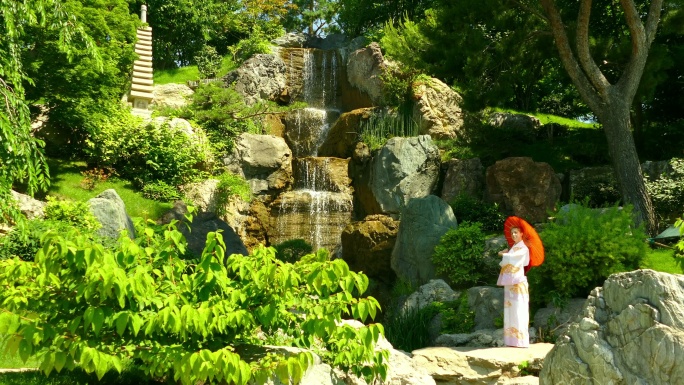 瀑布附近的日本花园和和服女人