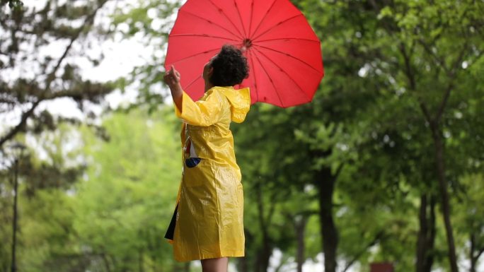 雨天公园里的年轻女子