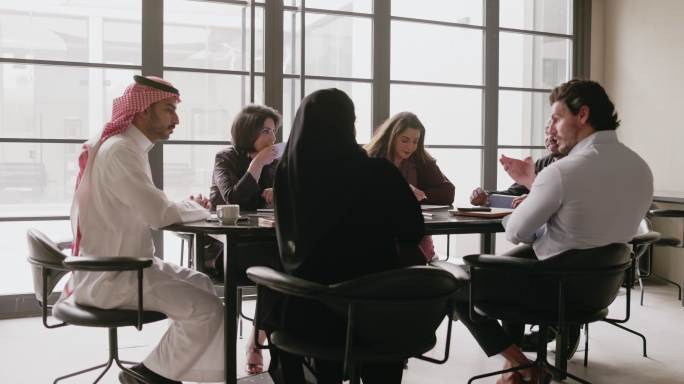年轻的沙特项目团队聚集在会议室进行更新