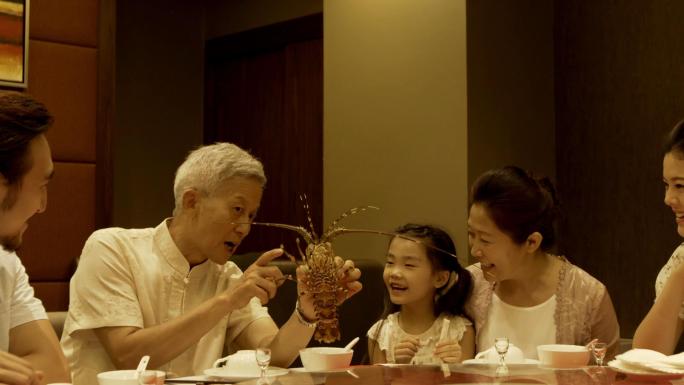 幸福时光一家五口海鲜餐厅挑选大龙虾用餐