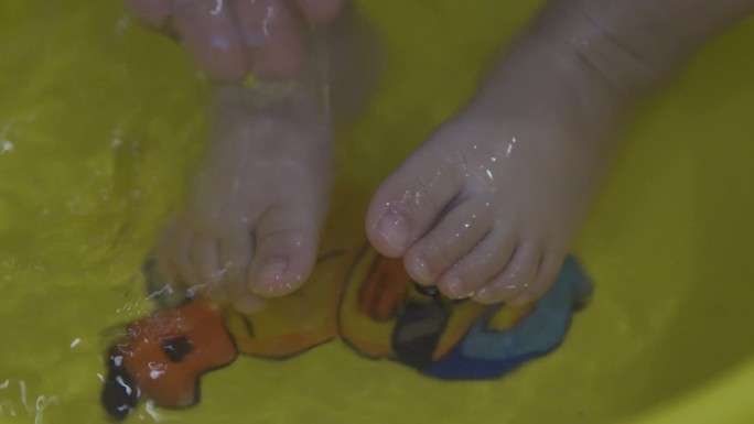 妈妈给宝宝洗脚泡脚画面