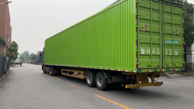 绿色集装箱大货车