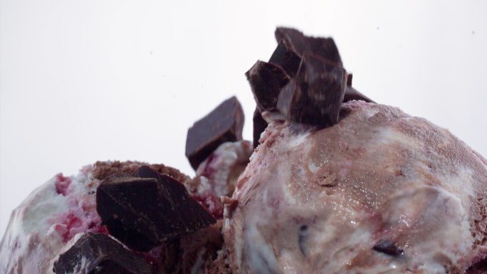 巧克力樱桃冰淇淋与巧克力片超慢动作