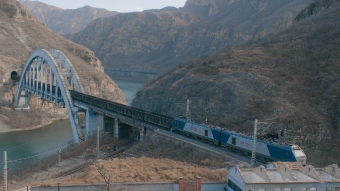 北京门头沟丰沙线铁路桥货运火车