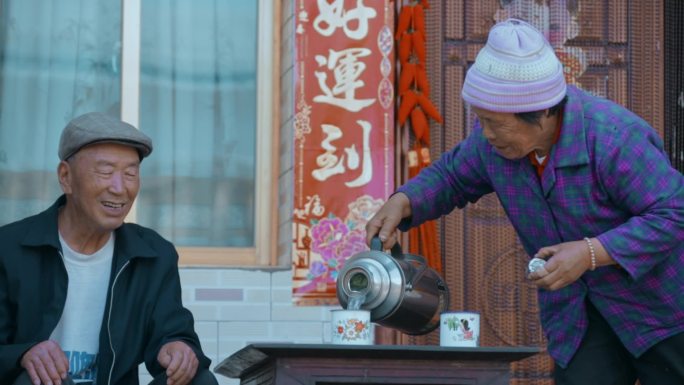 农村夫妇休闲喝茶视频